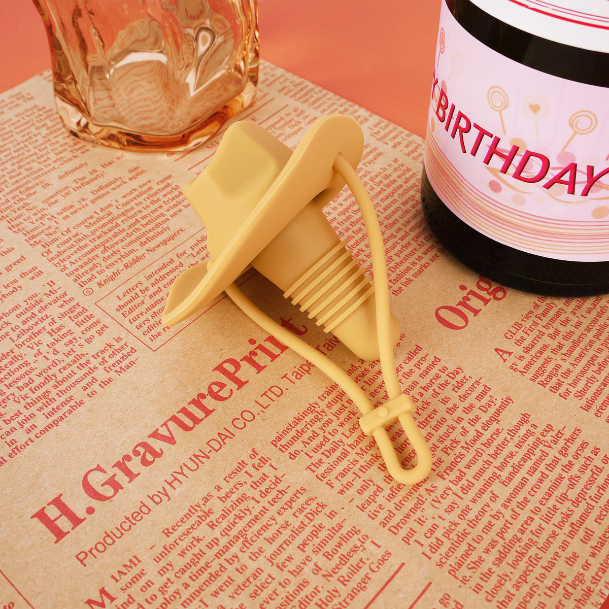 Linkidea 2 Pack Silicone Cowboy Style Bottle Stoppers, Reusable Fun Cap Sealers to Keep Drinks Fresh, Unique Gifts for Boyfriend, Dad, Friends (Yellow)