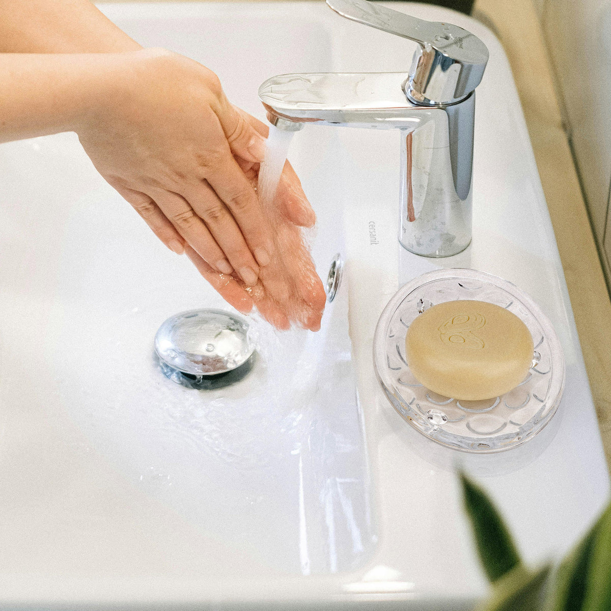 Linkidea Oval Glass Soap Dish with Pebble Design, Countertop Soap Saver for Shower, Bathroom (Clear)