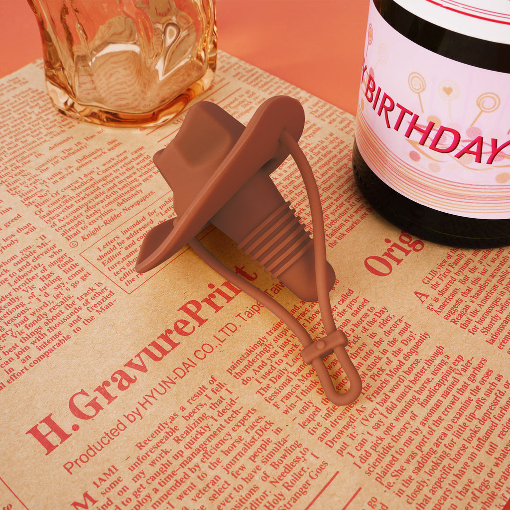 Linkidea 2 Pack Silicone Cowboy Style Bottle Stoppers, Reusable Fun Cap Sealers to Keep Drinks Fresh, Unique Gifts for Boyfriend, Dad, Friends (Brown)