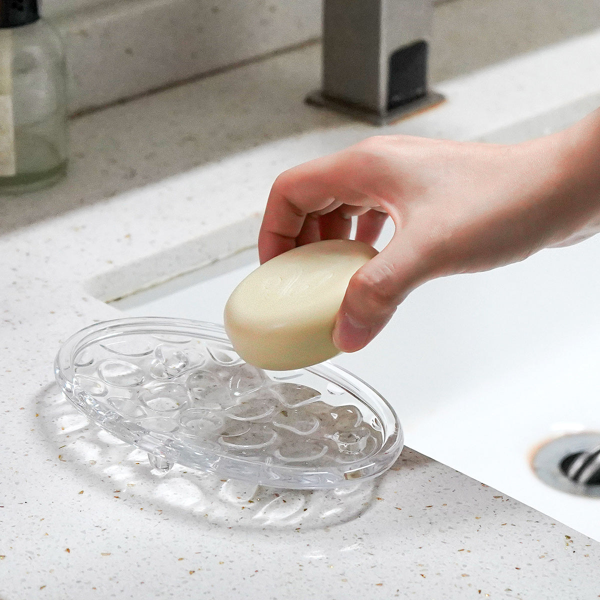Linkidea Oval Glass Soap Dish with Pebble Design, Countertop Soap Saver for Shower, Bathroom (Clear)