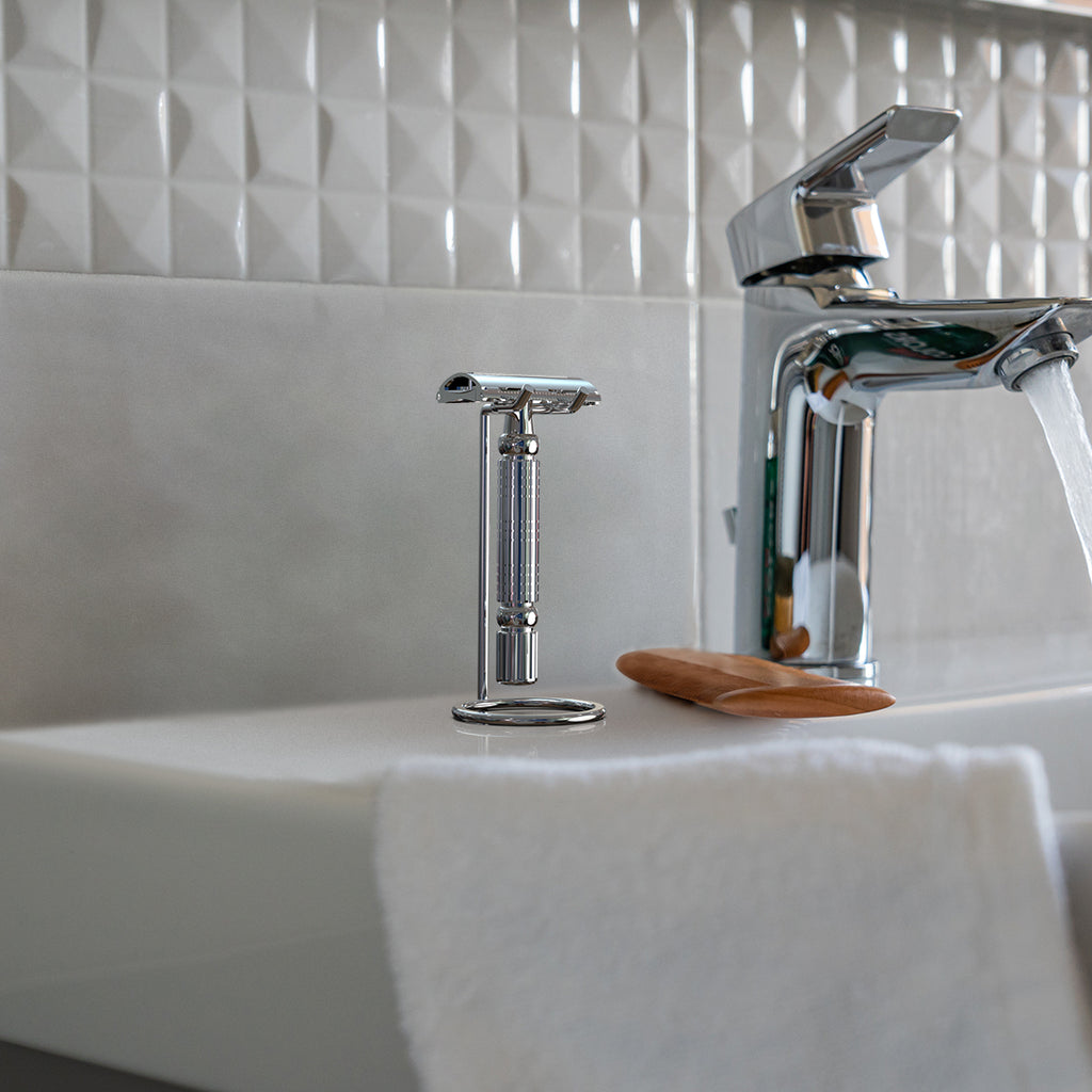 Linkidea Short Handle Safety Razor Stand, Stainless Steel Shaving Razor Holder, Deluxe Men's Travel Shaver Stand, ONLY Compatible with Razor Handle Less Than 3.5'' (Silver/Polished Chrome)